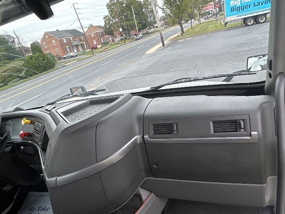 Day Cab Tractor-Heavy Duty Tractors-Volvo-2021-VNL64T300-Allentown-PA-178,873\n\t\tmiles-$ 65,750 - Image 13