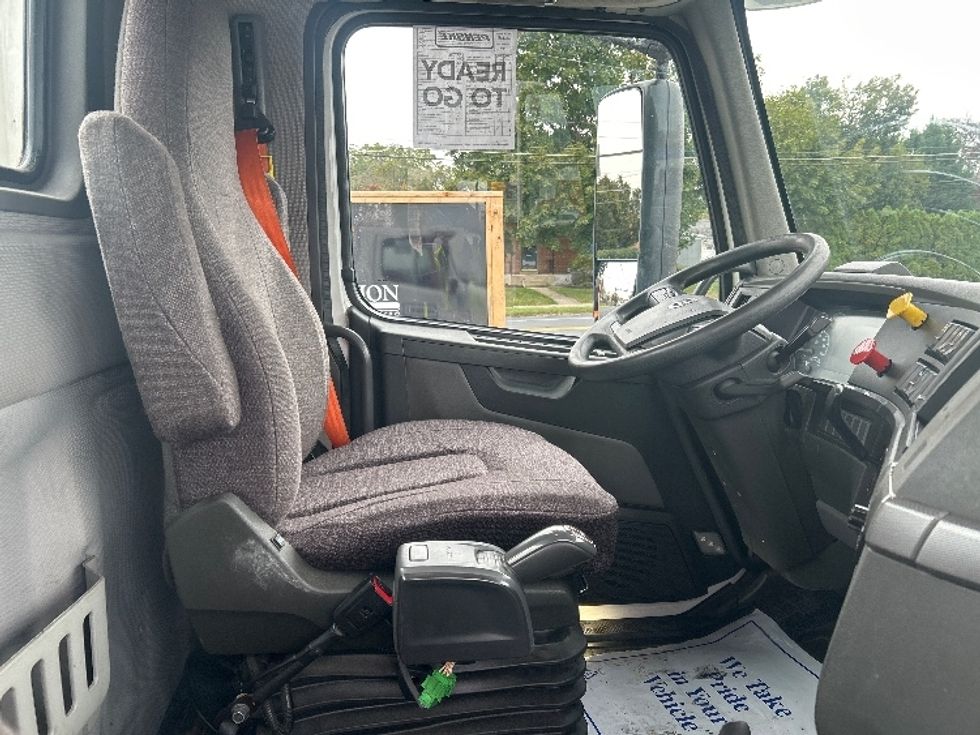 Day Cab Tractor-Heavy Duty Tractors-Volvo-2021-VNL64T300-Allentown-PA-178,873\n\t\tmiles-$ 65,750 - Image 14