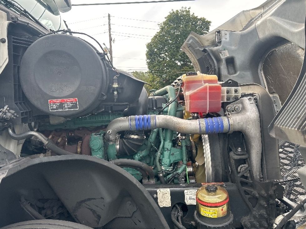 Day Cab Tractor-Heavy Duty Tractors-Volvo-2021-VNL64T300-Allentown-PA-178,873\n\t\tmiles-$ 65,750 - Image 15