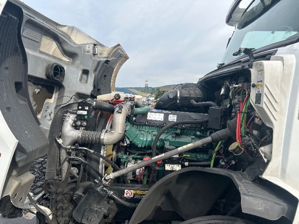 Day Cab Tractor-Heavy Duty Tractors-Volvo-2021-VNL64T300-Allentown-PA-178,873\n\t\tmiles-$ 65,750 - Image 16