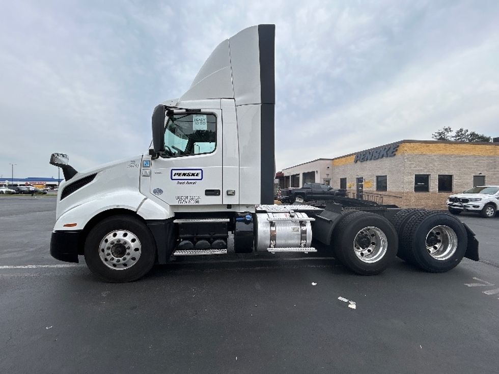 Day Cab Tractor-Heavy Duty Tractors-Volvo-2021-VNL64T300-Allentown-PA-178,873\n\t\tmiles-$ 65,750 - Image 4