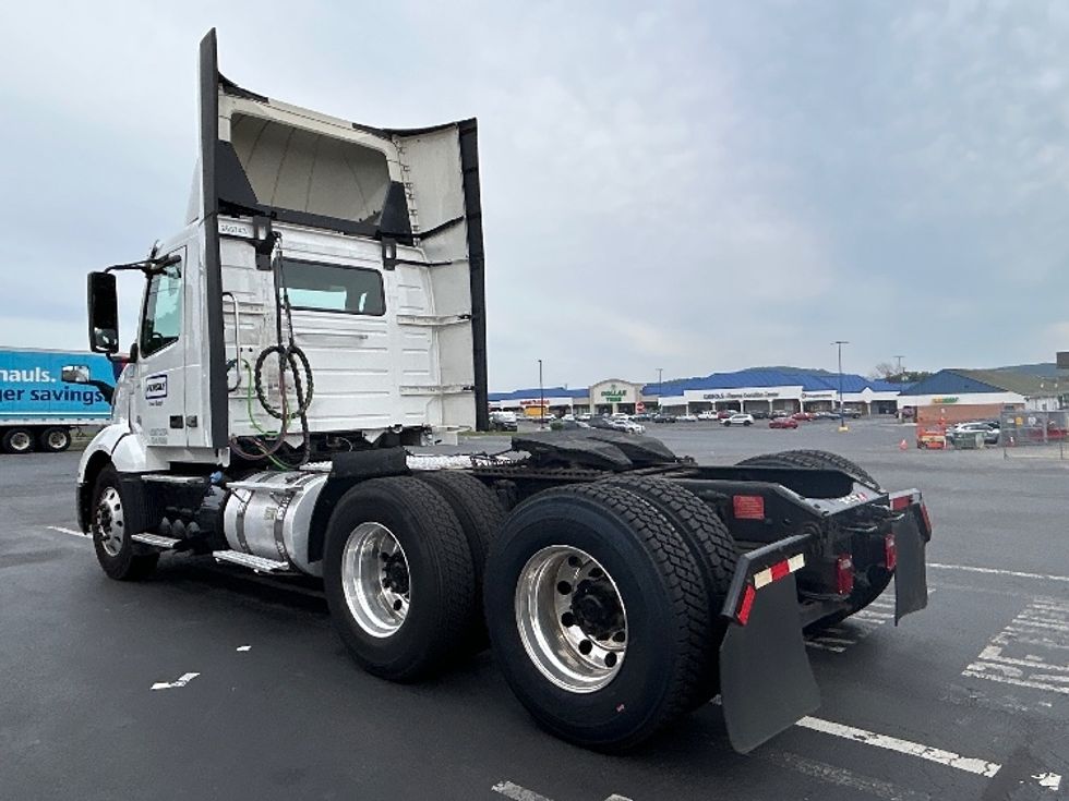 Day Cab Tractor-Heavy Duty Tractors-Volvo-2021-VNL64T300-Allentown-PA-178,873\n\t\tmiles-$ 65,750 - Image 5