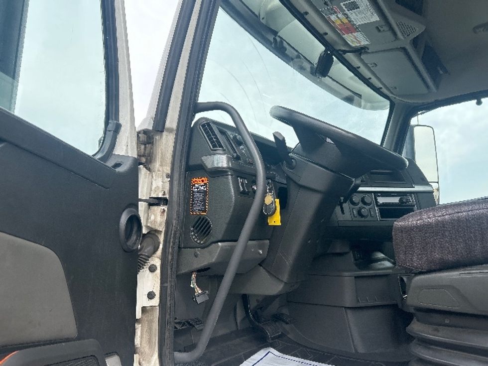 Day Cab Tractor-Heavy Duty Tractors-Volvo-2021-VNL64T300-Allentown-PA-178,873\n\t\tmiles-$ 65,750 - Image 9