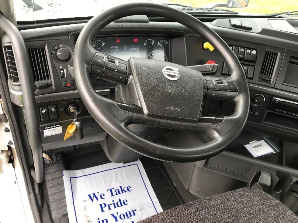Day Cab Tractor-Heavy Duty Tractors-Volvo-2021-VNL64T300-Allentown-PA-225,865\n\t\tmiles-$ 63,000 - Image 11