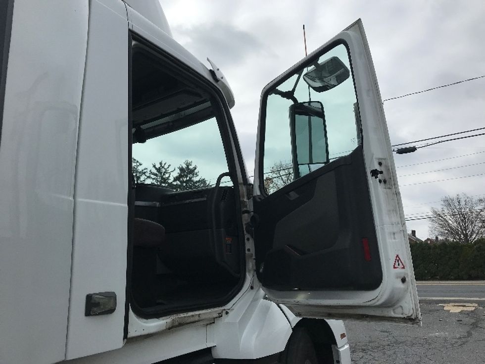 Day Cab Tractor-Heavy Duty Tractors-Volvo-2021-VNL64T300-Allentown-PA-225,865\n\t\tmiles-$ 63,000 - Image 12