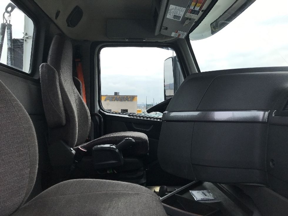 Day Cab Tractor-Heavy Duty Tractors-Volvo-2021-VNL64T300-Allentown-PA-225,865\n\t\tmiles-$ 63,000 - Image 14