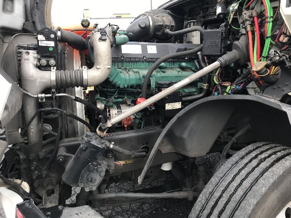 Day Cab Tractor-Heavy Duty Tractors-Volvo-2021-VNL64T300-Allentown-PA-225,865\n\t\tmiles-$ 63,000 - Image 16