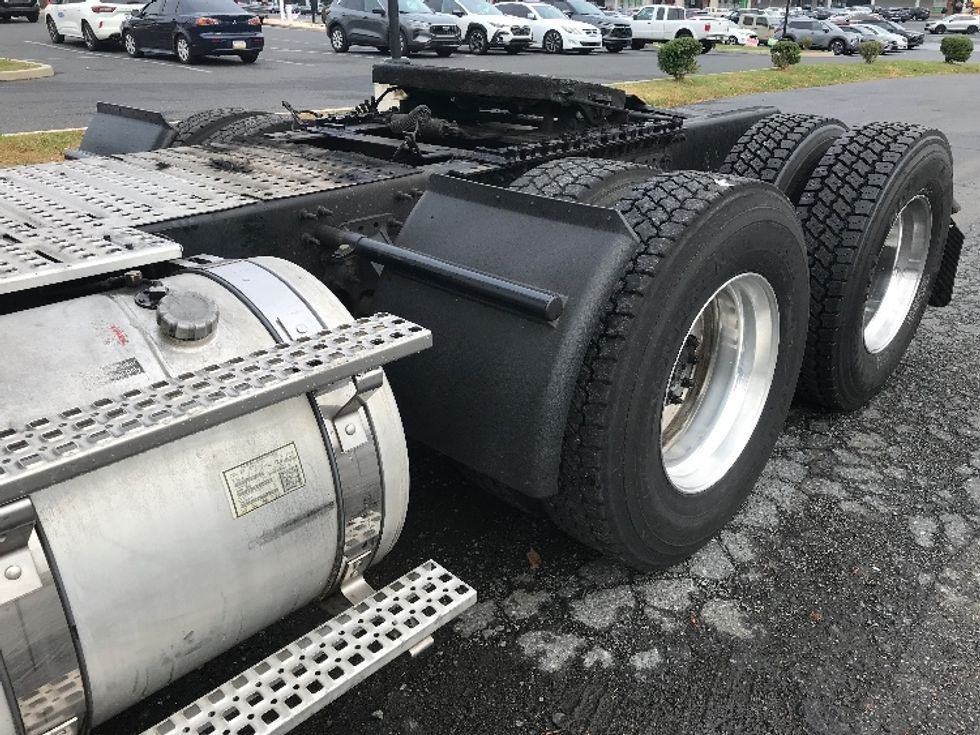 Day Cab Tractor-Heavy Duty Tractors-Volvo-2021-VNL64T300-Allentown-PA-225,865\n\t\tmiles-$ 63,000 - Image 17