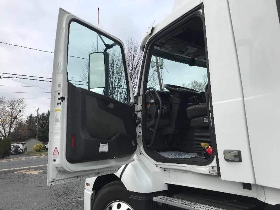 Day Cab Tractor-Heavy Duty Tractors-Volvo-2021-VNL64T300-Allentown-PA-225,865\n\t\tmiles-$ 63,000 - Image 9