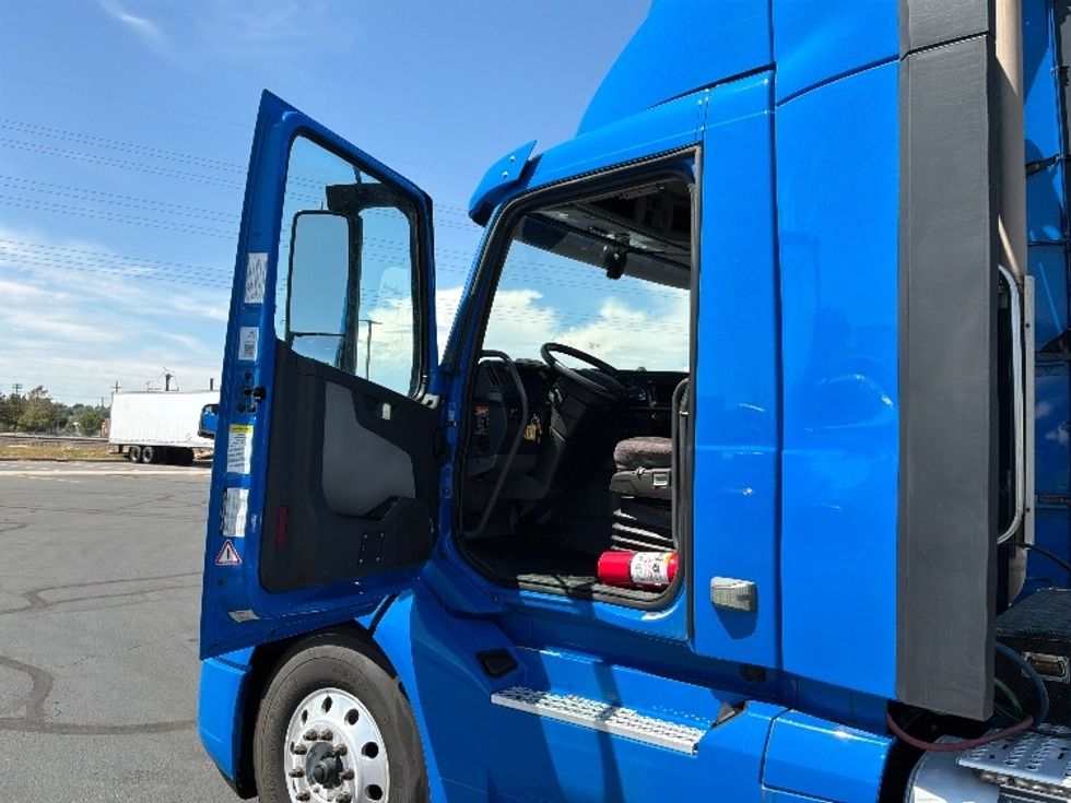 Day Cab Tractor-Heavy Duty Tractors-Volvo-2021-VNL64T300-Aurora-CO-208,797\n\t\tmiles-$ 59,750 - Image 9