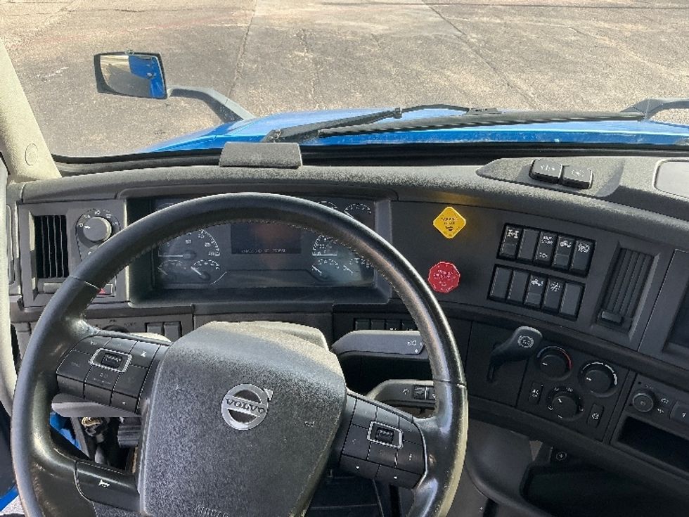 Day Cab Tractor-Heavy Duty Tractors-Volvo-2021-VNL64T300-Dallas-TX-638,195\n\t\tmiles-$ 32,250 - Image 11