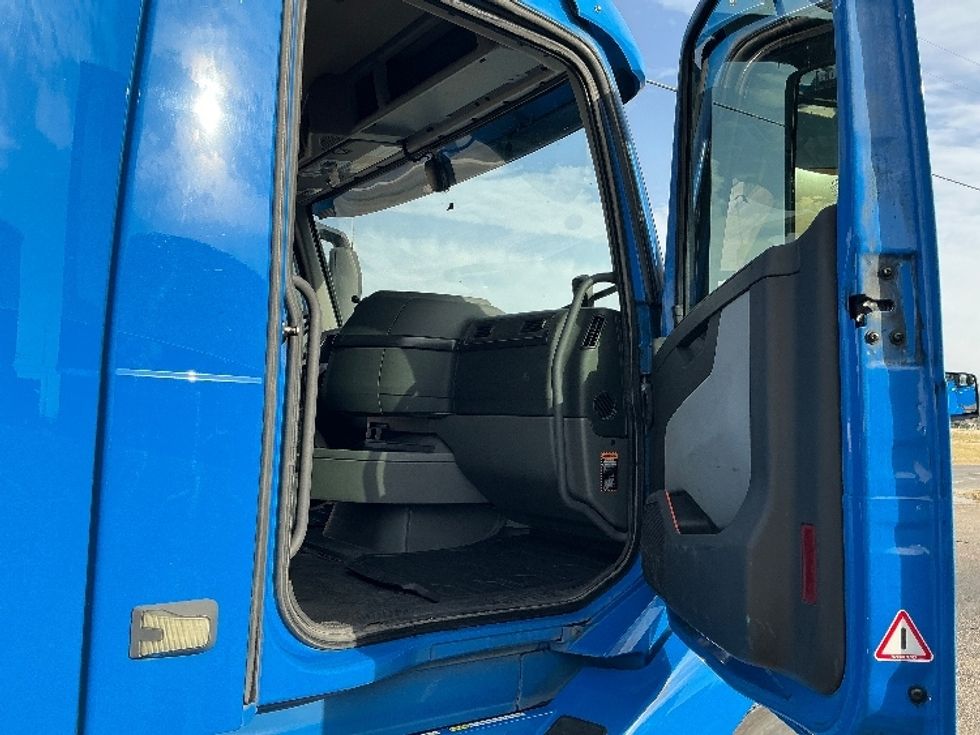 Day Cab Tractor-Heavy Duty Tractors-Volvo-2021-VNL64T300-Dallas-TX-638,195\n\t\tmiles-$ 32,250 - Image 12