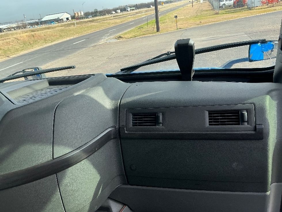 Day Cab Tractor-Heavy Duty Tractors-Volvo-2021-VNL64T300-Dallas-TX-638,195\n\t\tmiles-$ 32,250 - Image 13