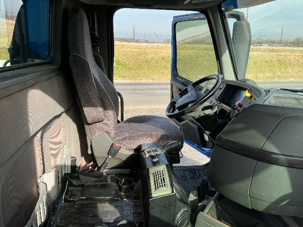 Day Cab Tractor-Heavy Duty Tractors-Volvo-2021-VNL64T300-Dallas-TX-638,195\n\t\tmiles-$ 32,250 - Image 14