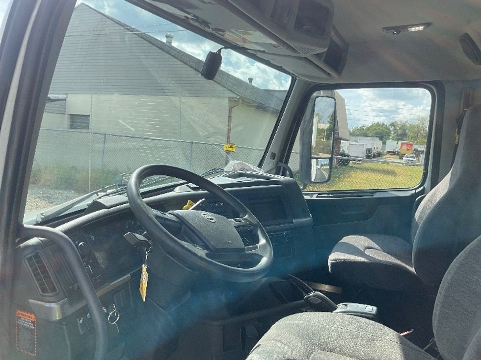 Day Cab Tractor-Heavy Duty Tractors-Volvo-2021-VNL64T300-Dayton-OH-505,168\n\t\tmiles-$ 43,500 - Image 10