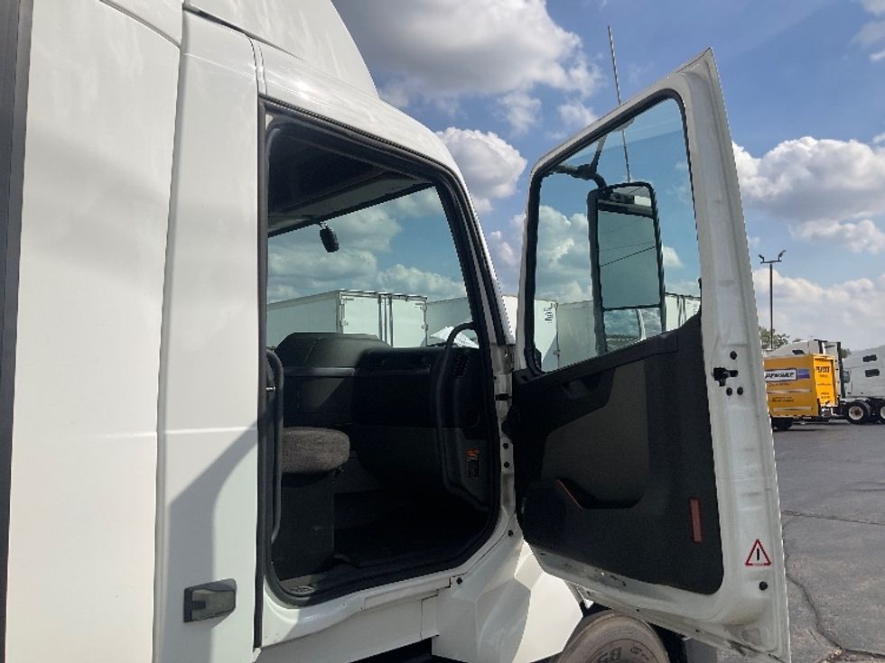 Day Cab Tractor-Heavy Duty Tractors-Volvo-2021-VNL64T300-Dayton-OH-505,168\n\t\tmiles-$ 43,500 - Image 12