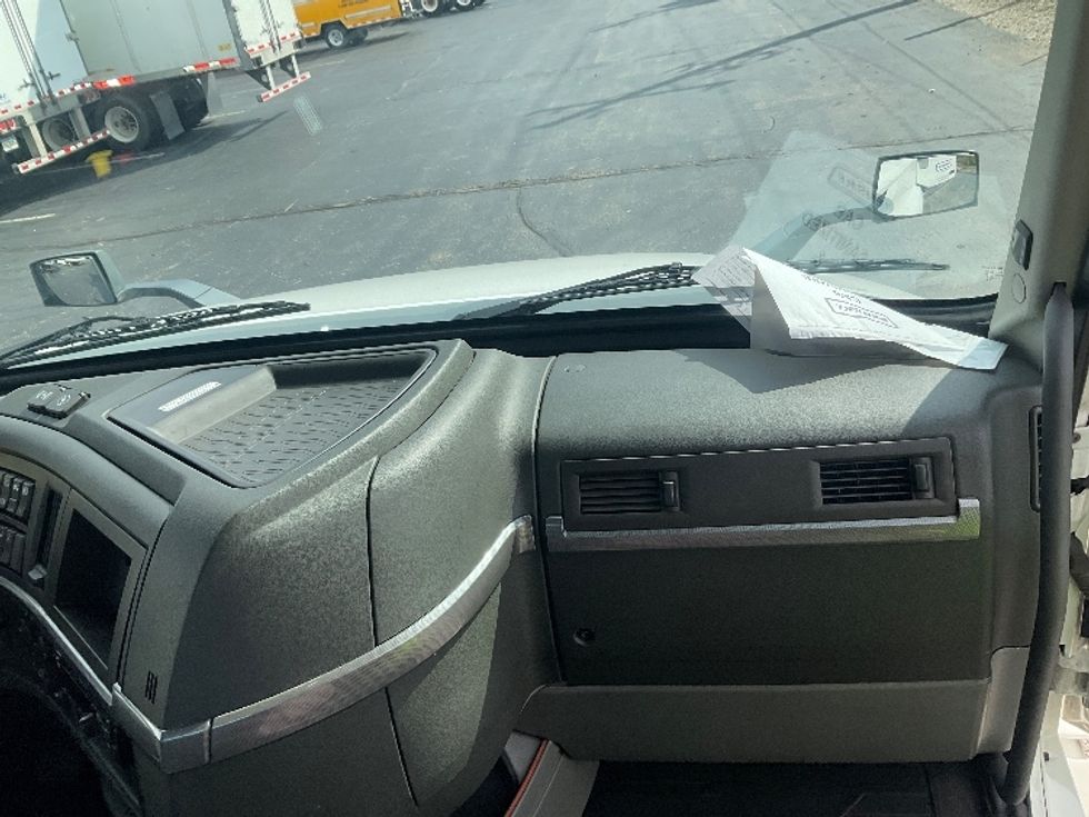 Day Cab Tractor-Heavy Duty Tractors-Volvo-2021-VNL64T300-Dayton-OH-505,168\n\t\tmiles-$ 43,500 - Image 13