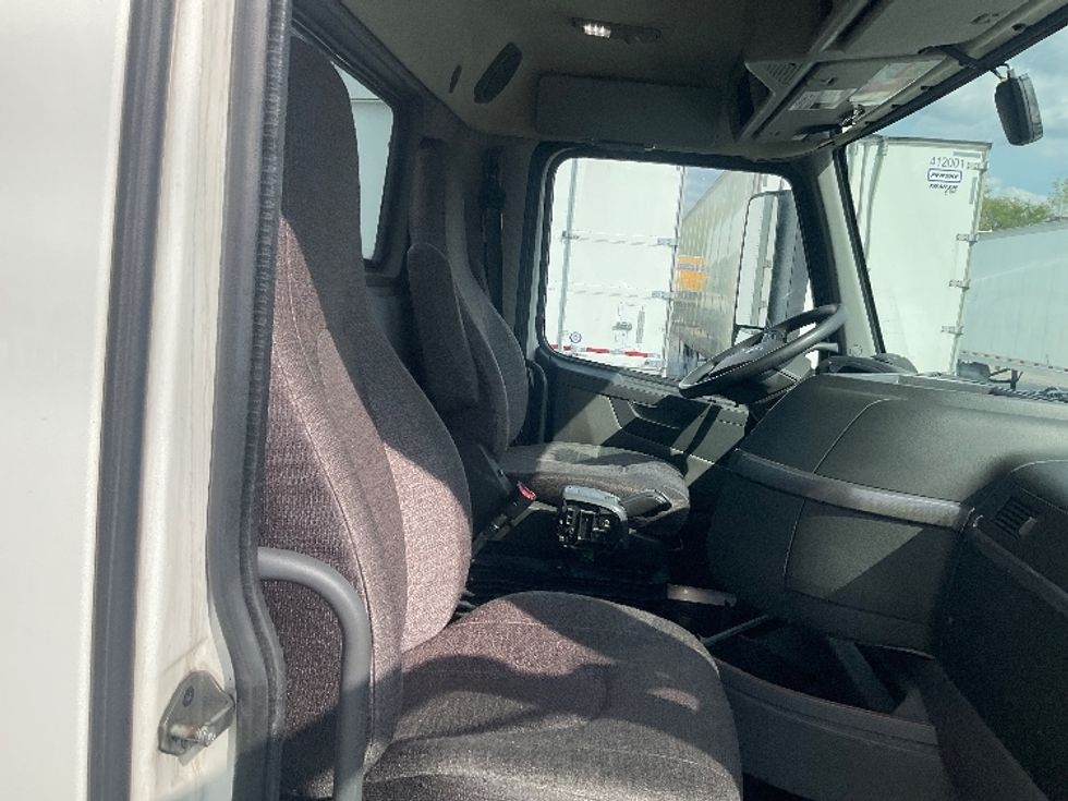 Day Cab Tractor-Heavy Duty Tractors-Volvo-2021-VNL64T300-Dayton-OH-505,168\n\t\tmiles-$ 43,500 - Image 14