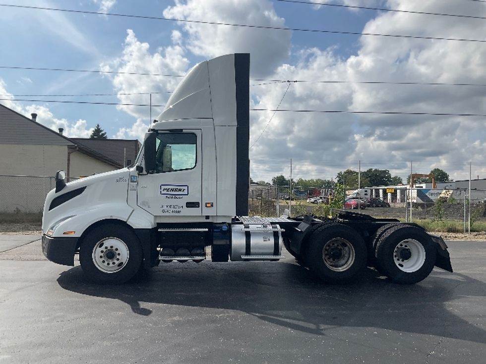 Day Cab Tractor-Heavy Duty Tractors-Volvo-2021-VNL64T300-Dayton-OH-505,168\n\t\tmiles-$ 43,500 - Image 4