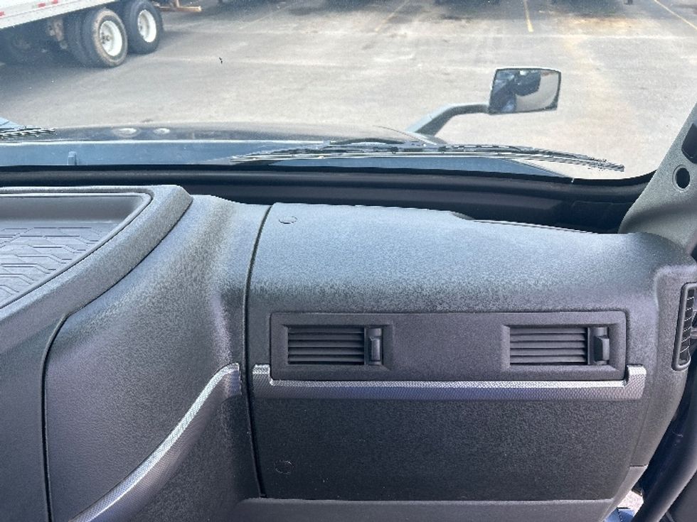 Day Cab Tractor-Heavy Duty Tractors-Volvo-2021-VNL64T300-Hot Springs-AR-348,748\n\t\tmiles-$ 60,000 - Image 13