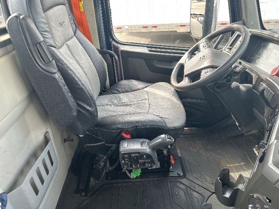 Day Cab Tractor-Heavy Duty Tractors-Volvo-2021-VNL64T300-Hot Springs-AR-348,748\n\t\tmiles-$ 60,000 - Image 14