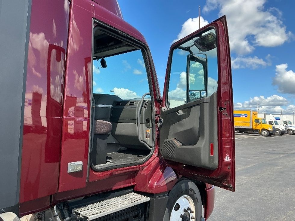 Day Cab Tractor-Heavy Duty Tractors-Volvo-2021-VNL64T300-Indianapolis-IN-433,886\n\t\tmiles-$ 52,000 - Image 12