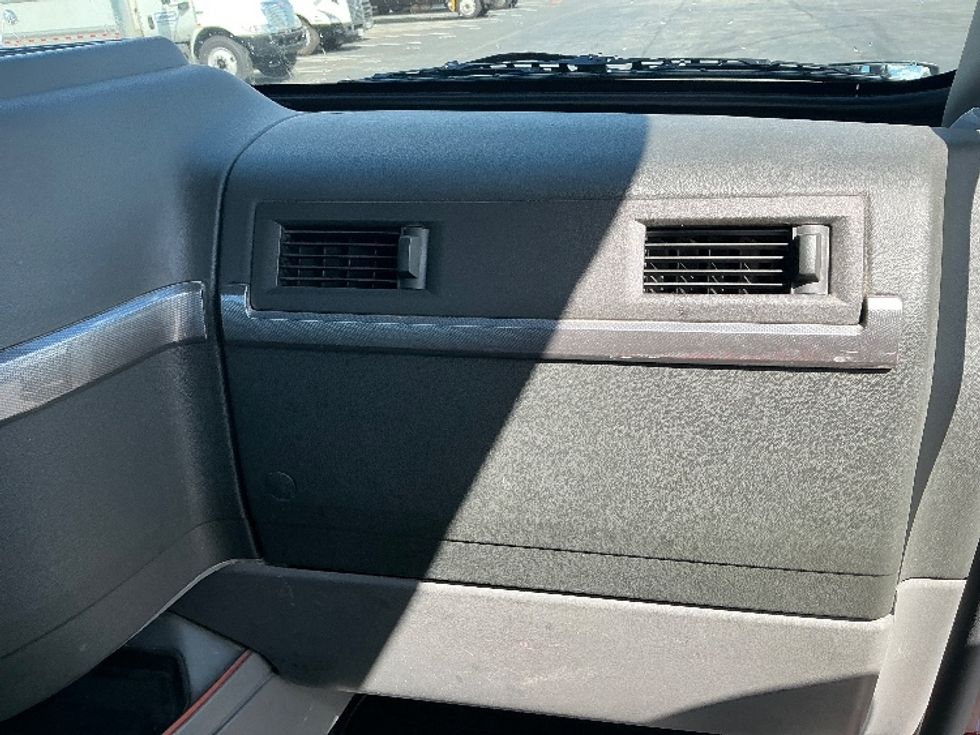 Day Cab Tractor-Heavy Duty Tractors-Volvo-2021-VNL64T300-Indianapolis-IN-433,886\n\t\tmiles-$ 52,000 - Image 13