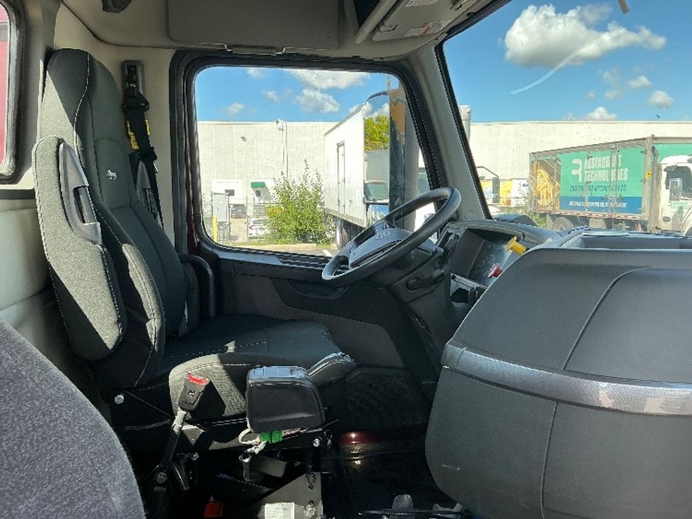 Day Cab Tractor-Heavy Duty Tractors-Volvo-2021-VNL64T300-Indianapolis-IN-433,886\n\t\tmiles-$ 52,000 - Image 14