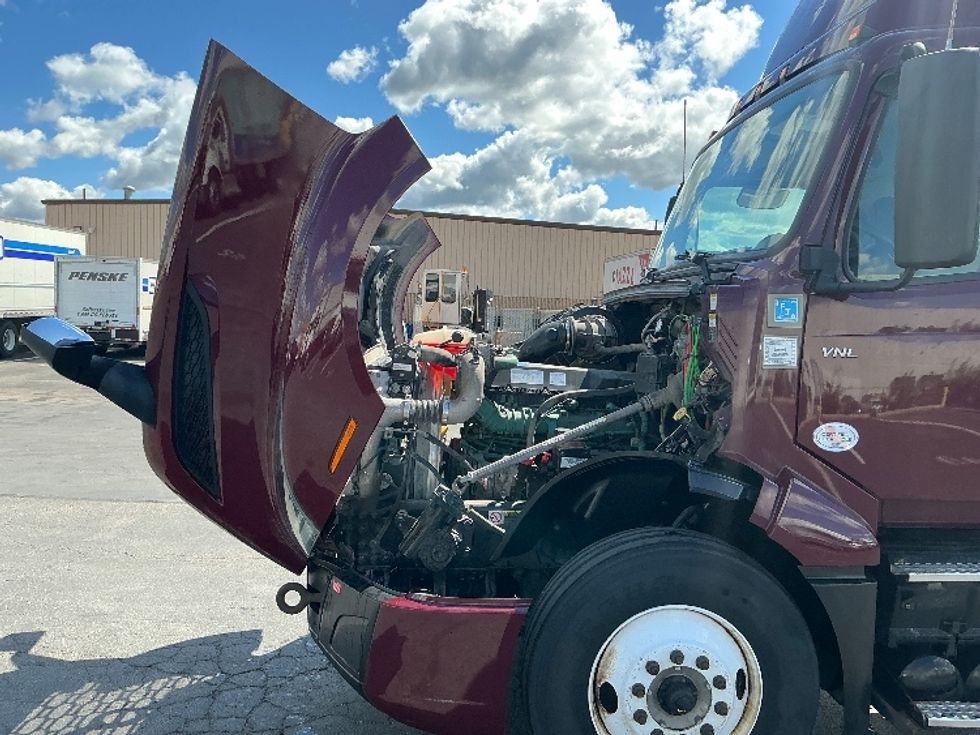 Day Cab Tractor-Heavy Duty Tractors-Volvo-2021-VNL64T300-Indianapolis-IN-433,886\n\t\tmiles-$ 52,000 - Image 16