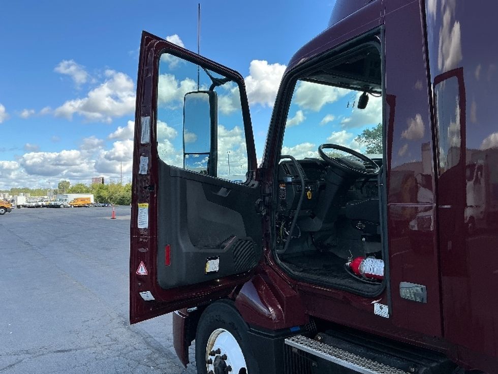 Day Cab Tractor-Heavy Duty Tractors-Volvo-2021-VNL64T300-Indianapolis-IN-433,886\n\t\tmiles-$ 52,000 - Image 9