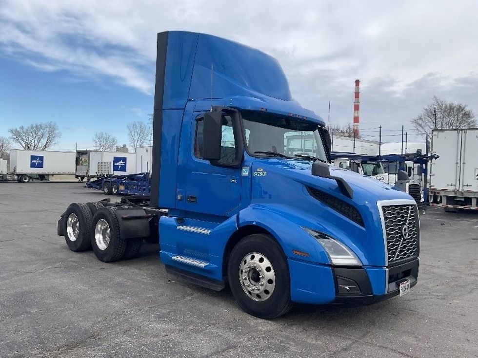 Day Cab Tractor-Heavy Duty Tractors-Volvo-2021-VNL64T300-Kansas City-MO-822,923\n\t\tmiles-$ 28,000 - Image 1