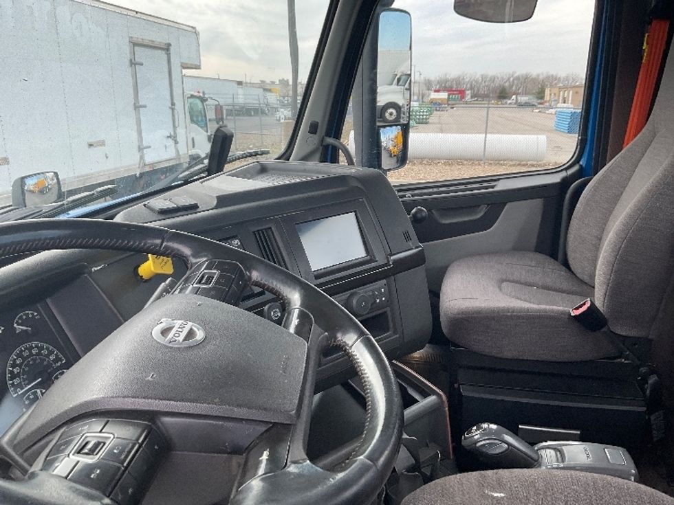 Day Cab Tractor-Heavy Duty Tractors-Volvo-2021-VNL64T300-Kansas City-MO-822,923\n\t\tmiles-$ 28,000 - Image 10