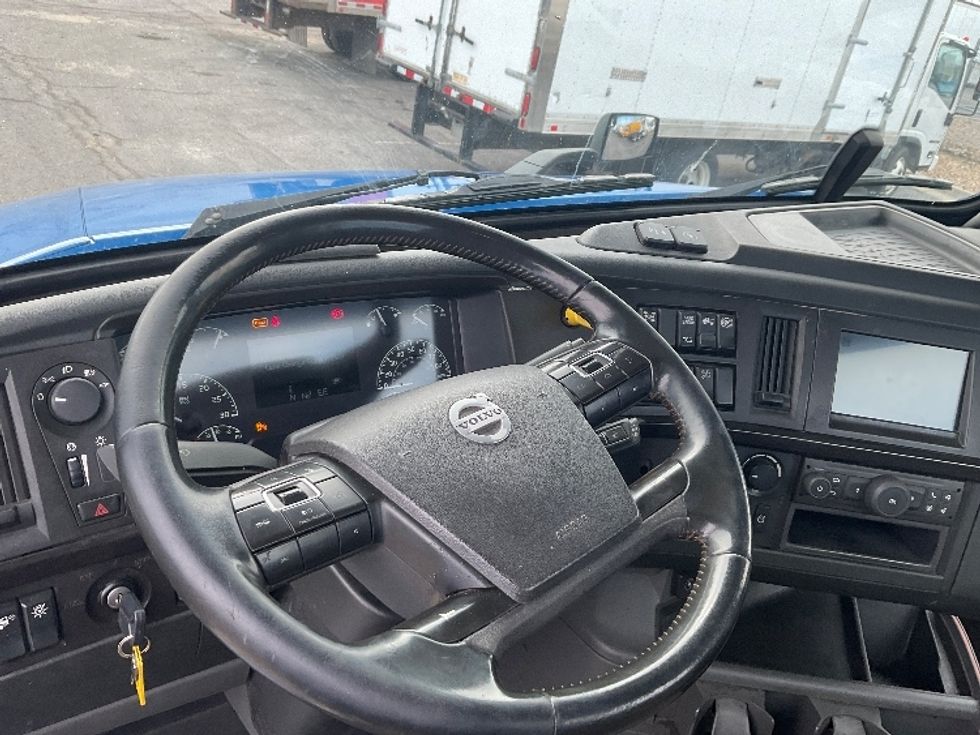 Day Cab Tractor-Heavy Duty Tractors-Volvo-2021-VNL64T300-Kansas City-MO-822,923\n\t\tmiles-$ 28,000 - Image 11