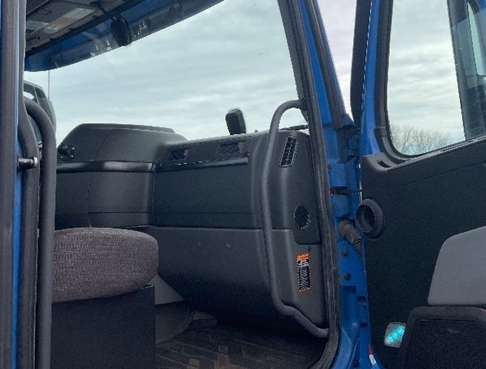 Day Cab Tractor-Heavy Duty Tractors-Volvo-2021-VNL64T300-Kansas City-MO-822,923\n\t\tmiles-$ 28,000 - Image 12