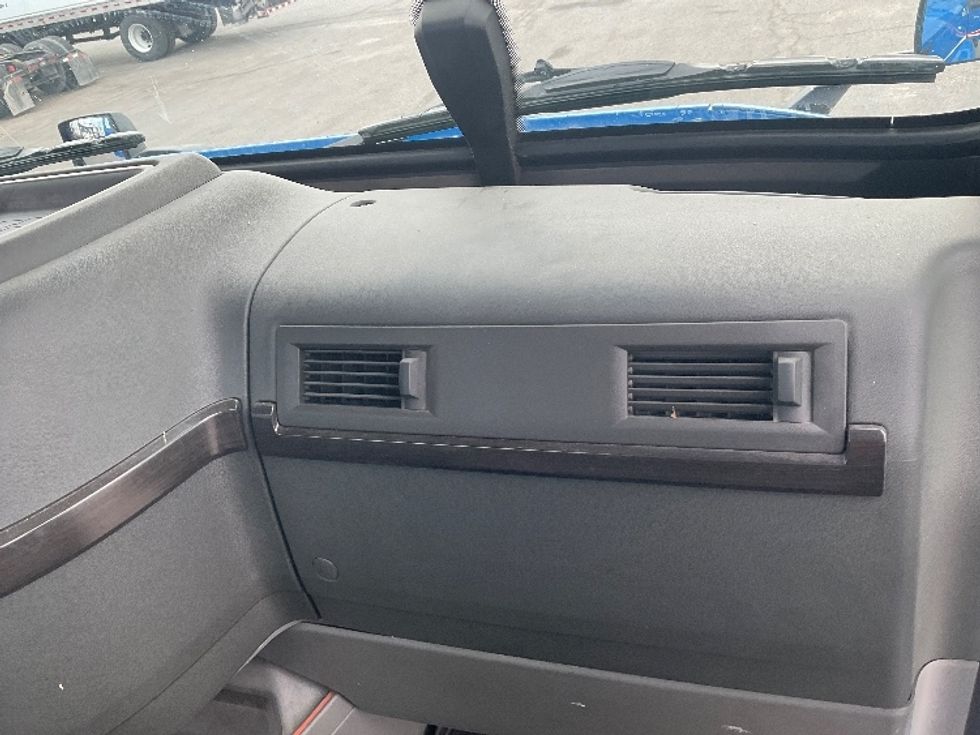 Day Cab Tractor-Heavy Duty Tractors-Volvo-2021-VNL64T300-Kansas City-MO-822,923\n\t\tmiles-$ 28,000 - Image 13