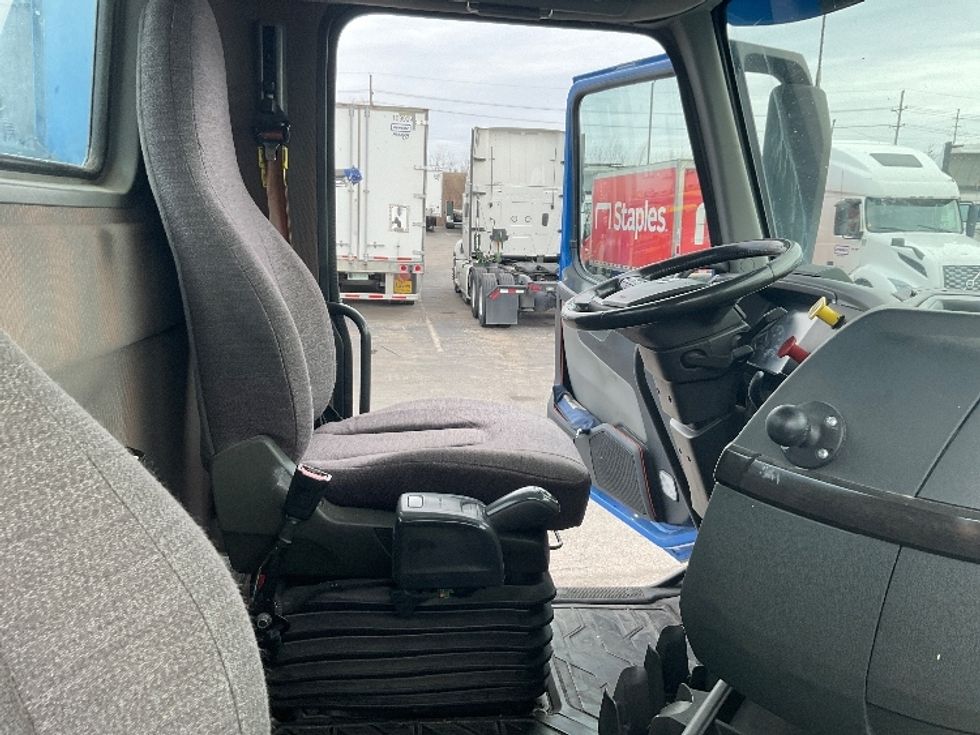 Day Cab Tractor-Heavy Duty Tractors-Volvo-2021-VNL64T300-Kansas City-MO-822,923\n\t\tmiles-$ 28,000 - Image 14