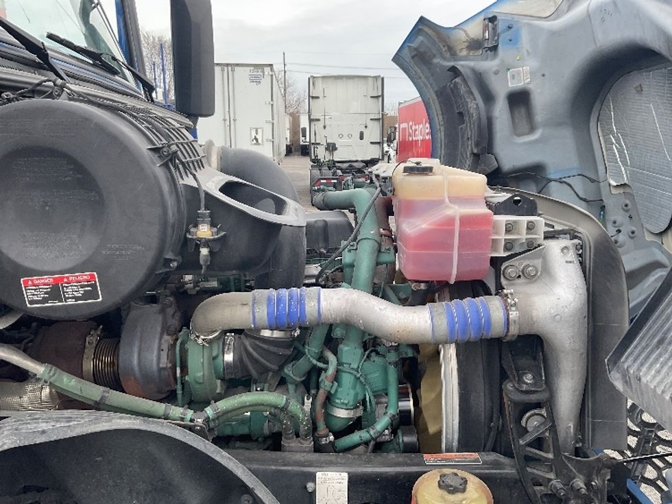 Day Cab Tractor-Heavy Duty Tractors-Volvo-2021-VNL64T300-Kansas City-MO-822,923\n\t\tmiles-$ 28,000 - Image 15