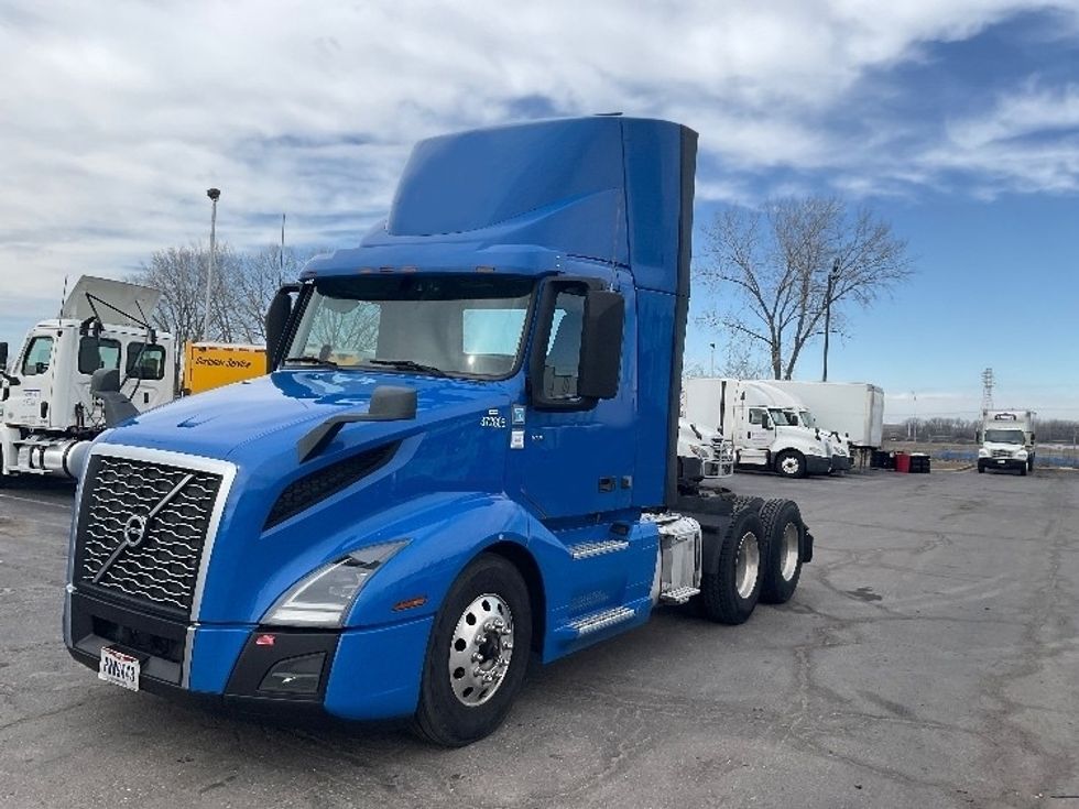 Day Cab Tractor-Heavy Duty Tractors-Volvo-2021-VNL64T300-Kansas City-MO-822,923\n\t\tmiles-$ 28,000 - Image 3