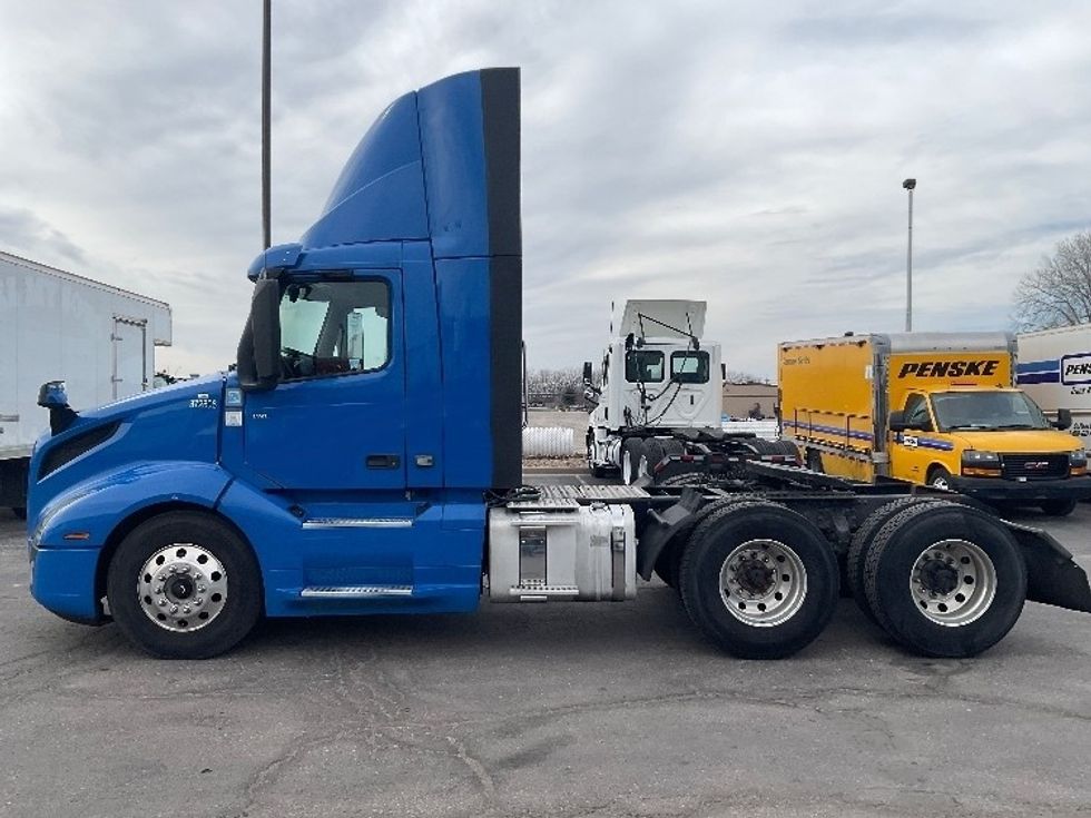 Day Cab Tractor-Heavy Duty Tractors-Volvo-2021-VNL64T300-Kansas City-MO-822,923\n\t\tmiles-$ 28,000 - Image 4