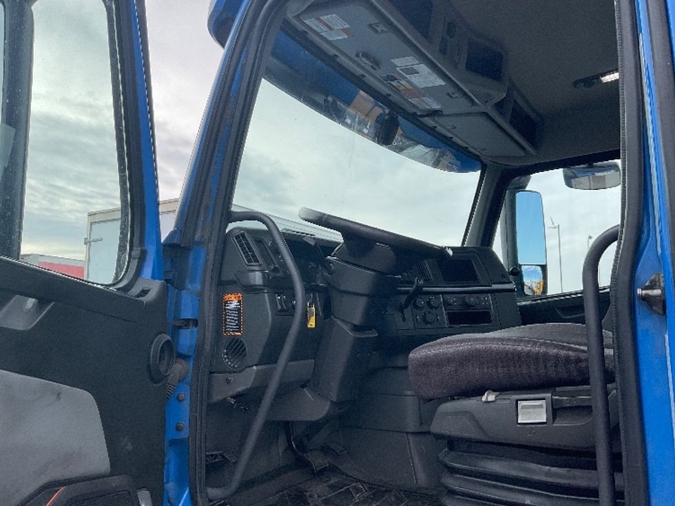 Day Cab Tractor-Heavy Duty Tractors-Volvo-2021-VNL64T300-Kansas City-MO-822,923\n\t\tmiles-$ 28,000 - Image 9