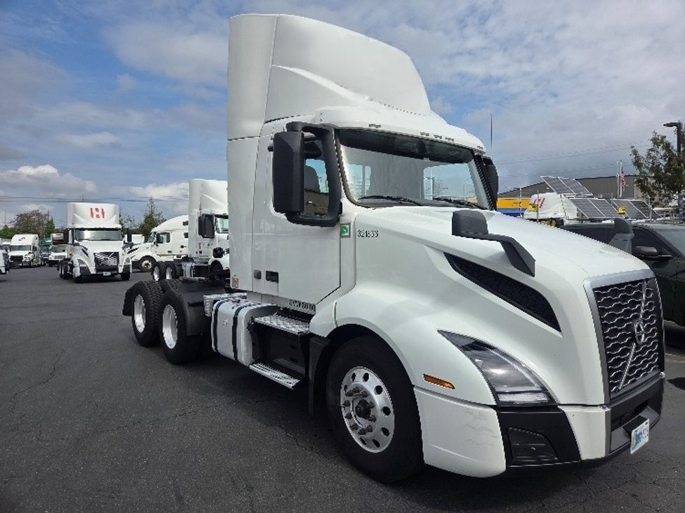 Day Cab Tractor-Heavy Duty Tractors-Volvo-2021-VNL64T300-Kent-WA-184,407\n\t\tmiles-$ 72,250 - Image 1