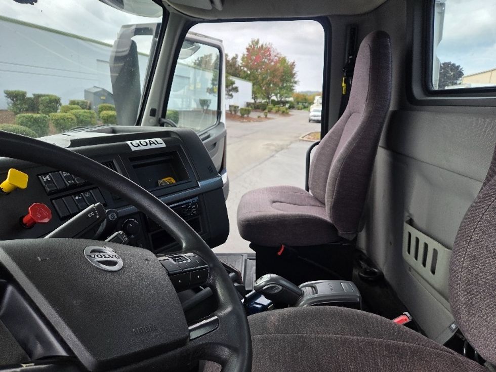 Day Cab Tractor-Heavy Duty Tractors-Volvo-2021-VNL64T300-Kent-WA-184,407\n\t\tmiles-$ 72,250 - Image 10