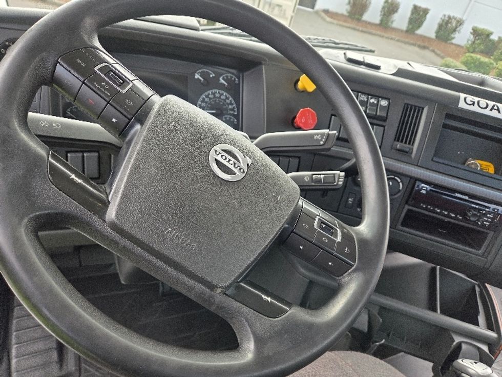 Day Cab Tractor-Heavy Duty Tractors-Volvo-2021-VNL64T300-Kent-WA-184,407\n\t\tmiles-$ 72,250 - Image 11