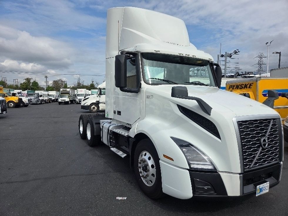 Day Cab Tractor-Heavy Duty Tractors-Volvo-2021-VNL64T300-Kent-WA-198,485\n\t\tmiles-$ 71,250 - Image 1