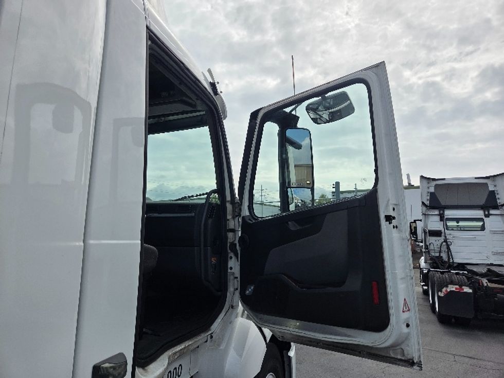 Day Cab Tractor-Heavy Duty Tractors-Volvo-2021-VNL64T300-Kent-WA-198,485\n\t\tmiles-$ 71,250 - Image 12