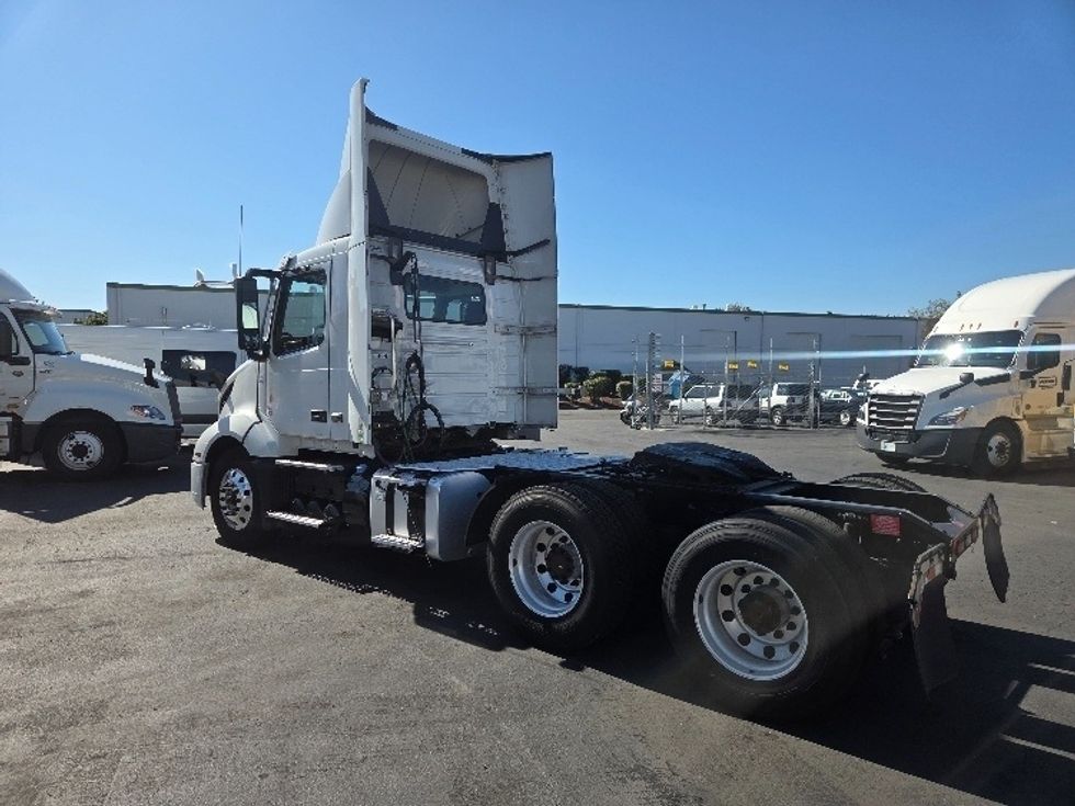 Day Cab Tractor-Heavy Duty Tractors-Volvo-2021-VNL64T300-Kent-WA-198,485\n\t\tmiles-$ 71,250 - Image 5