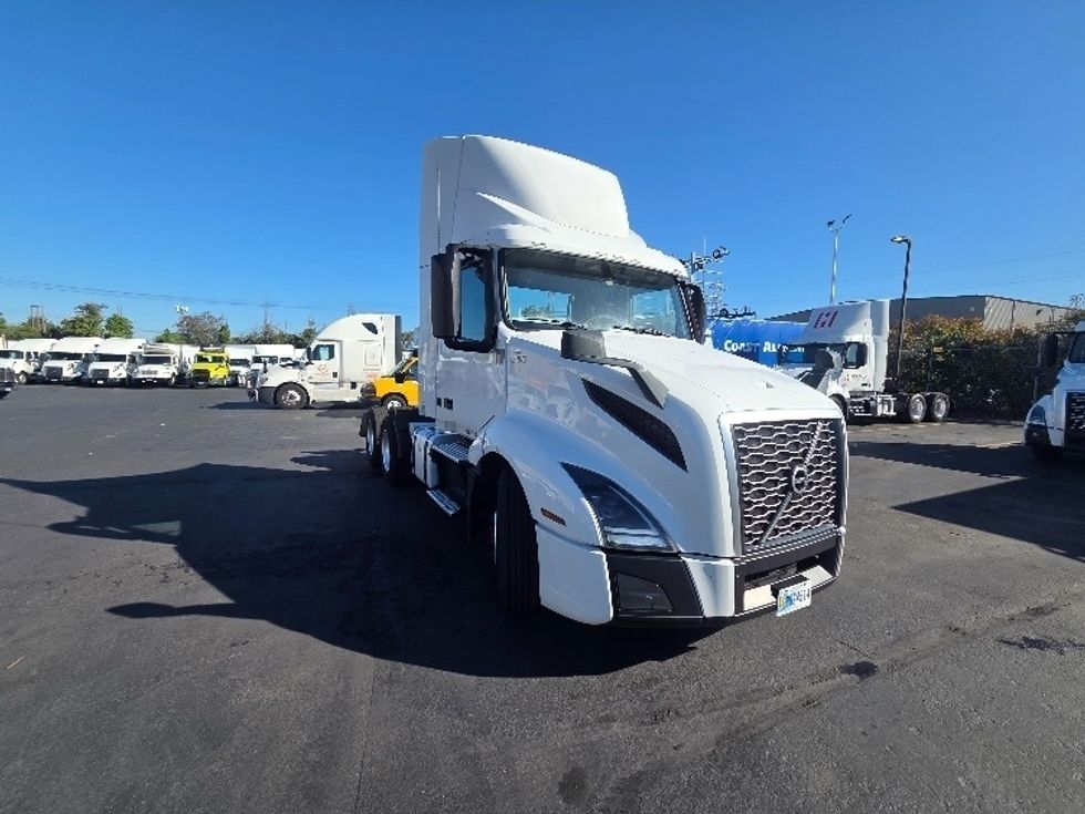 Day Cab Tractor-Heavy Duty Tractors-Volvo-2021-VNL64T300-Kent-WA-201,787\n\t\tmiles-$ 71,250 - Image 1