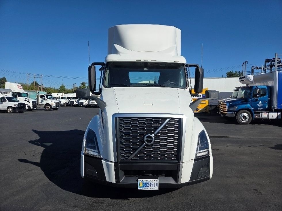 Day Cab Tractor-Heavy Duty Tractors-Volvo-2021-VNL64T300-Kent-WA-201,787\n\t\tmiles-$ 71,250 - Image 2