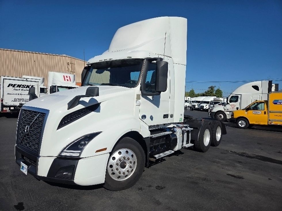 Day Cab Tractor-Heavy Duty Tractors-Volvo-2021-VNL64T300-Kent-WA-201,787\n\t\tmiles-$ 71,250 - Image 3