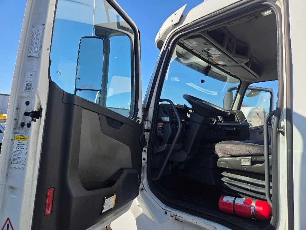 Day Cab Tractor-Heavy Duty Tractors-Volvo-2021-VNL64T300-Kent-WA-201,787\n\t\tmiles-$ 71,250 - Image 9